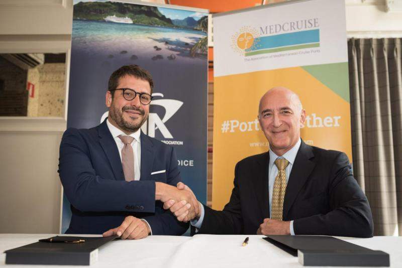Deal signing between CLIA Europe and MedCruise representatives
