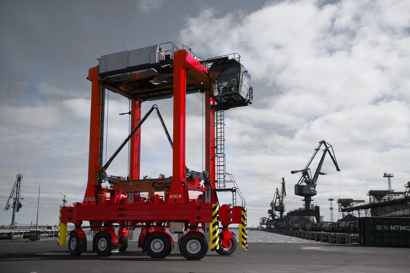 diesel-electric straddle carriers
