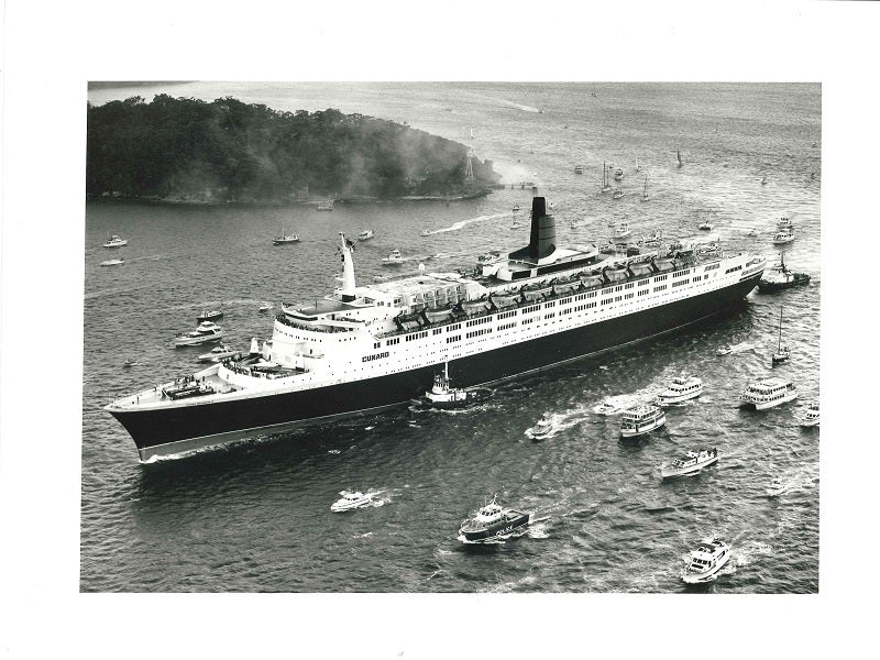 qe2 cruise ship capacity