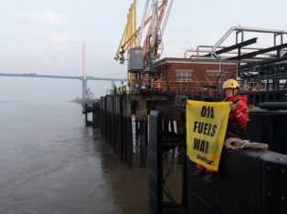 Activists block vessel carrying Russian cargo from docking in UK