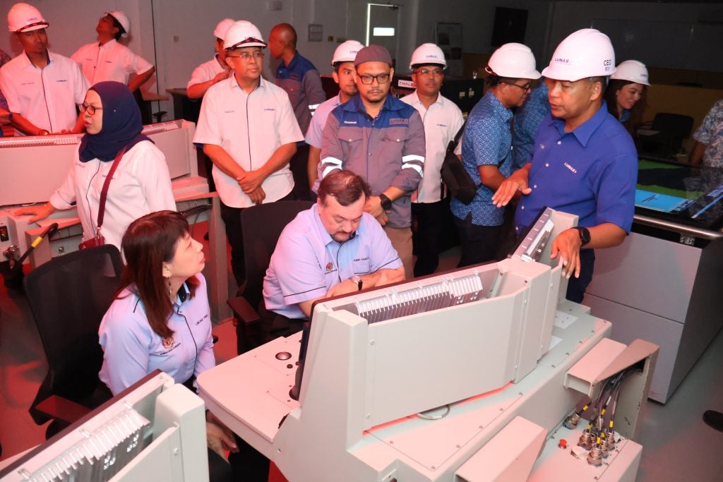 Ir. Azhar Jumaat with employees at LUNAS